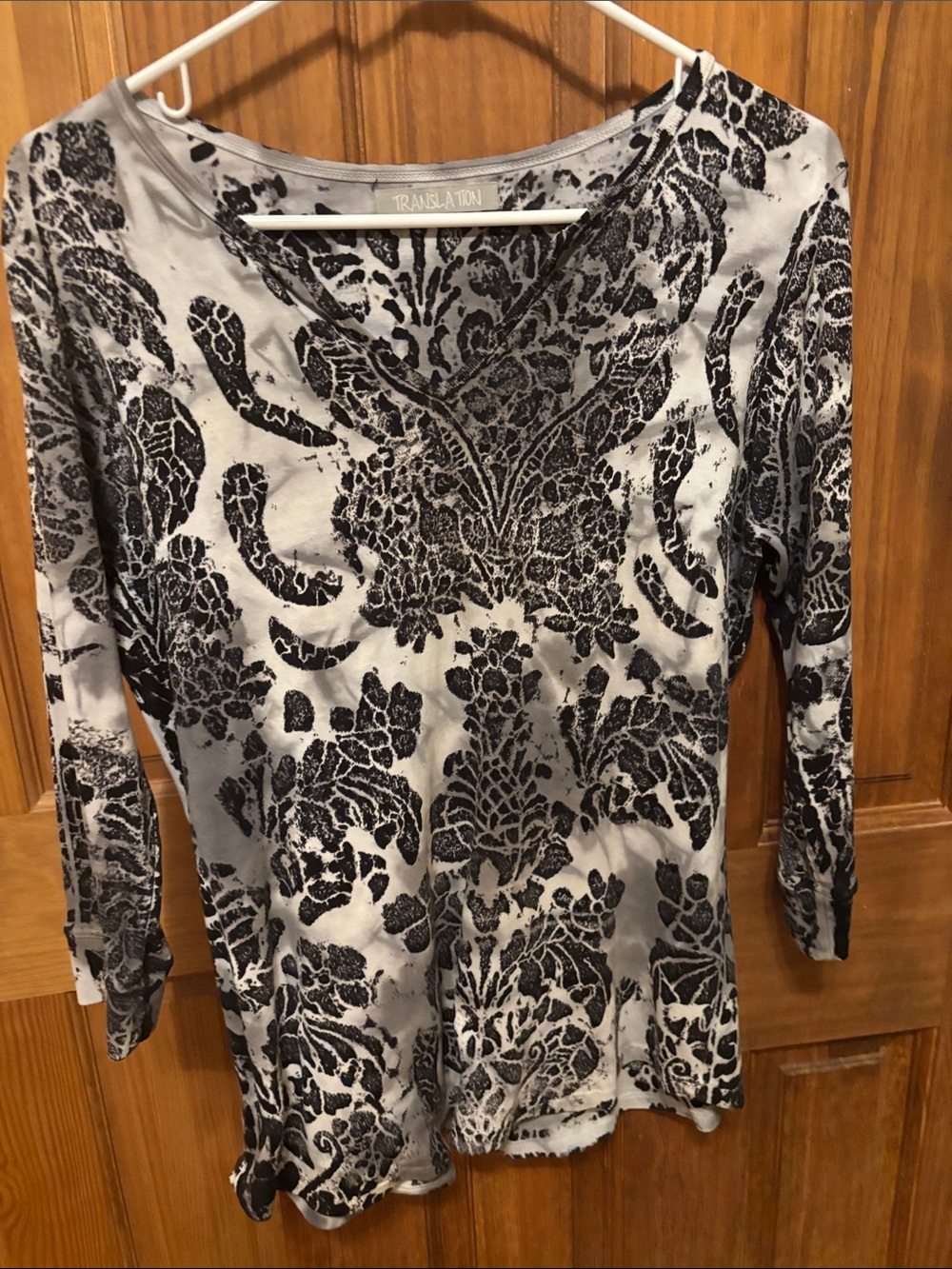 3/4 sleeve, V-Neck Printed Women's Top in Black and Gray